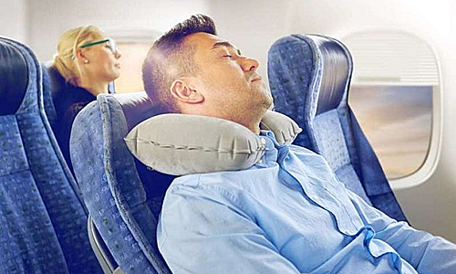 Khẩu trang và gối cổ Đây là hai vật dụng cần thiết để bạn có thể nghỉ ngơi thoải mái nhất trong lúc bay. Khẩu trang sẽ giúp bạn tránh ảnh hưởng của không khí bên ngoài. Gối ngủ sẽ đảm bảo cho bạn có một giấc ngủ ngon và không bị đau cổ sau khi tỉnh dậy. Ảnh: Travel Misfit.